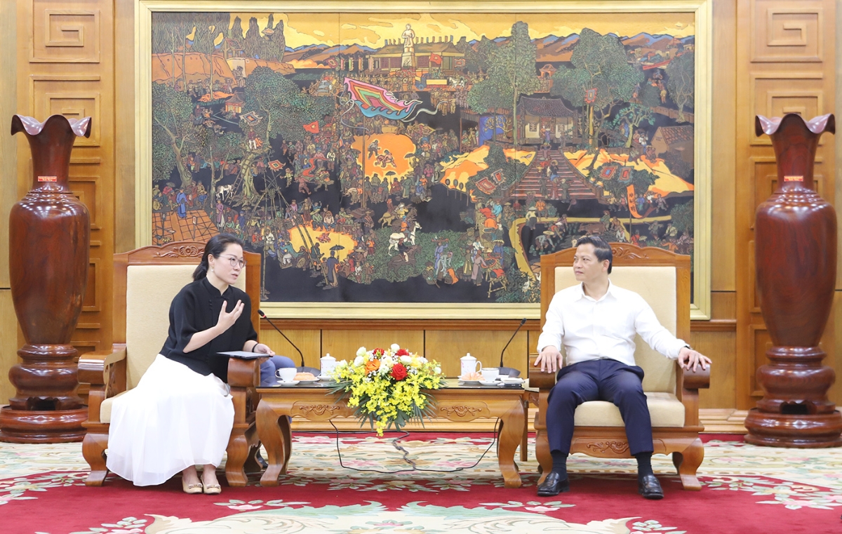Thu hút các doanh nghiệp FDI liên doanh, liên kết đầu tư công nghệ cao, năng lượng xanh là một trong những chiến lược quan trọng trong quá trình phát triển kinh tế xã hội của tỉnh Bắc Ninh. (Ảnh: Chủ tịch UBND tỉnh Bắc Ninh Vương Quốc Tuấn và bà Shilei, Chủ tịch Công ty TNHH Sumec Machinery & Electric trao đổi tại buổi tiếp). Nguồn: Bacninh.gov.vn.