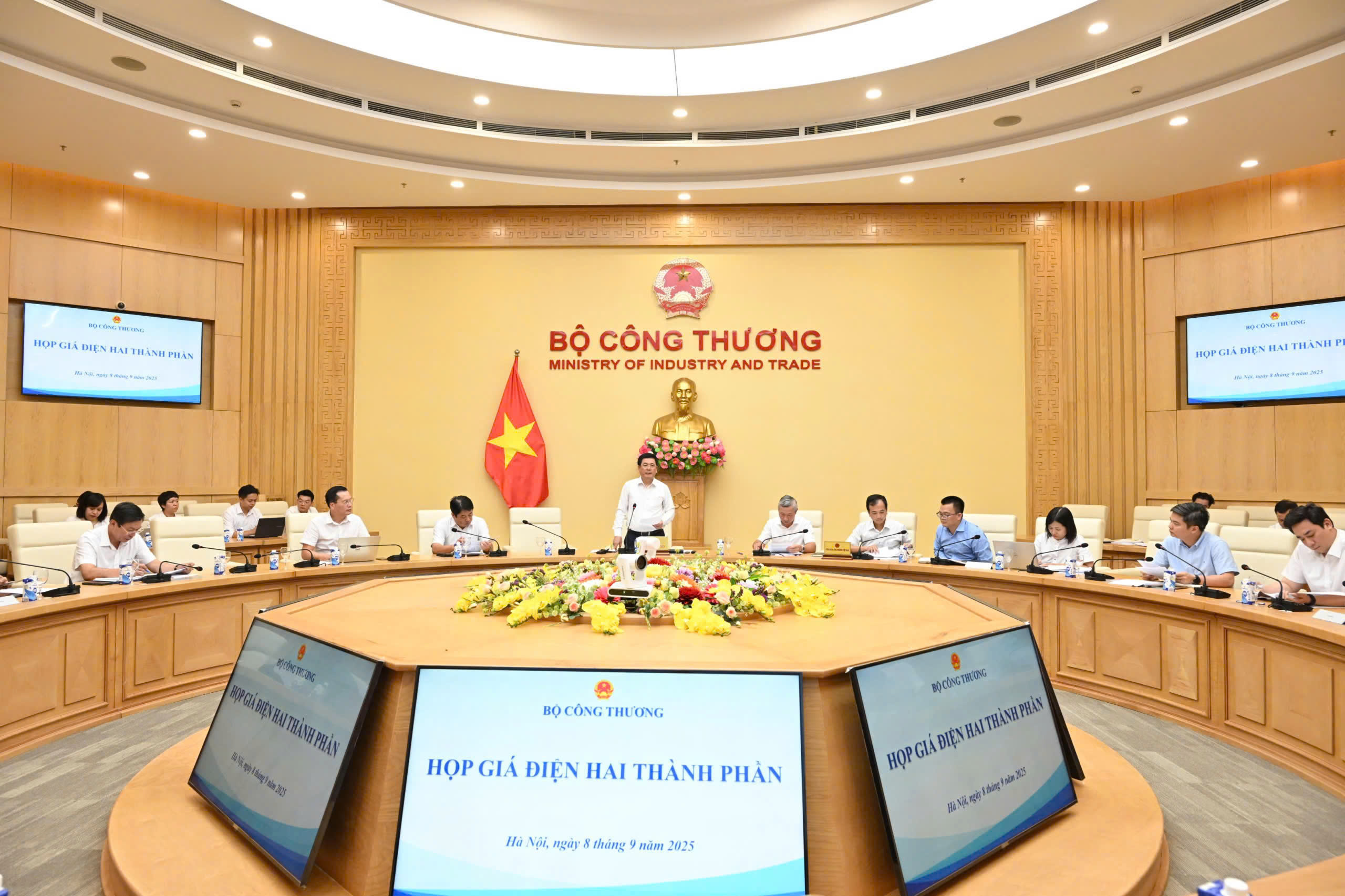 Bộ trưởng Bộ Công Thương Nguyễn Hồng Diên chủ trì buổi làm việc về giá điện 2 thành phần.