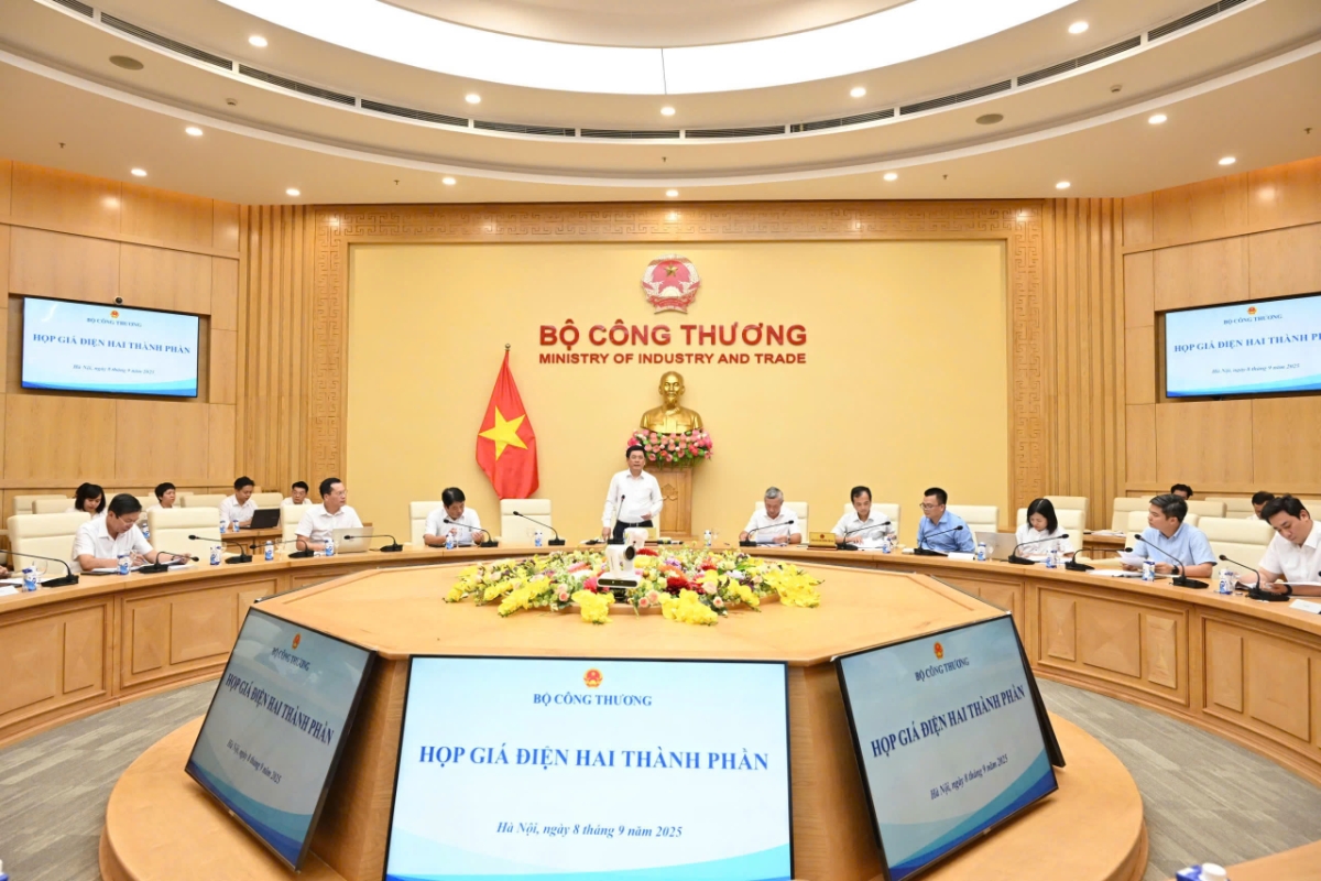 Bộ trưởng Bộ Công Thương Nguyễn Hồng Diên chủ trì buổi làm việc về giá điện 2 thành phần.