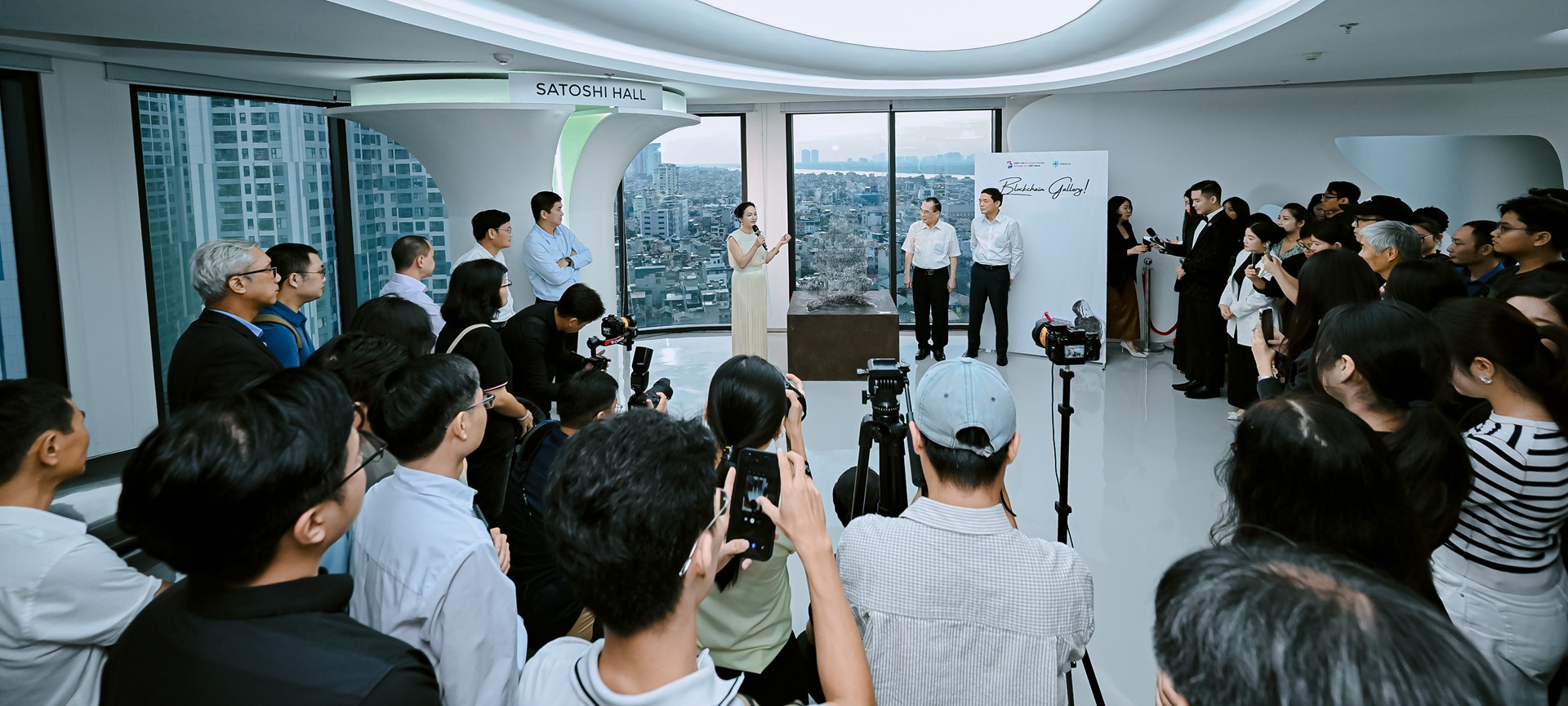 Ra mắt Tượng Satoshi thứ 5 trên thế giới và không gian triển lãm Blockchain Gallery
