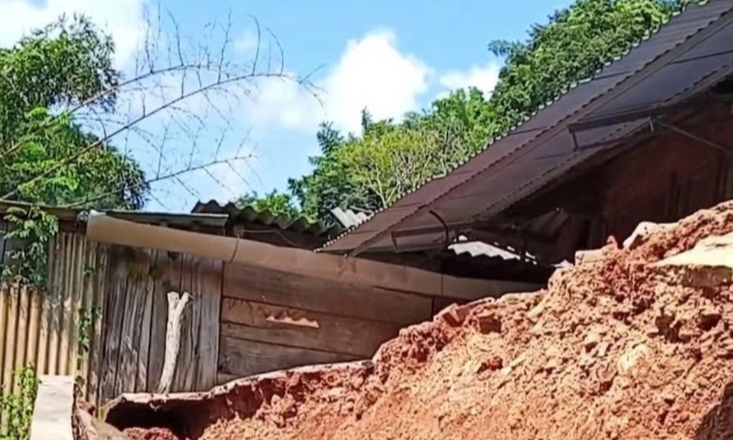 Nhiều nhà dân ở xã Mường Xén (Nghệ An) bị sụt lún và phải di dời khẩn cấp