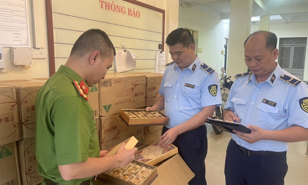 Lực lượng quản lý thị trường kiểm tra một cơ sở sản xuất, kinh doanh bánh trung thu.