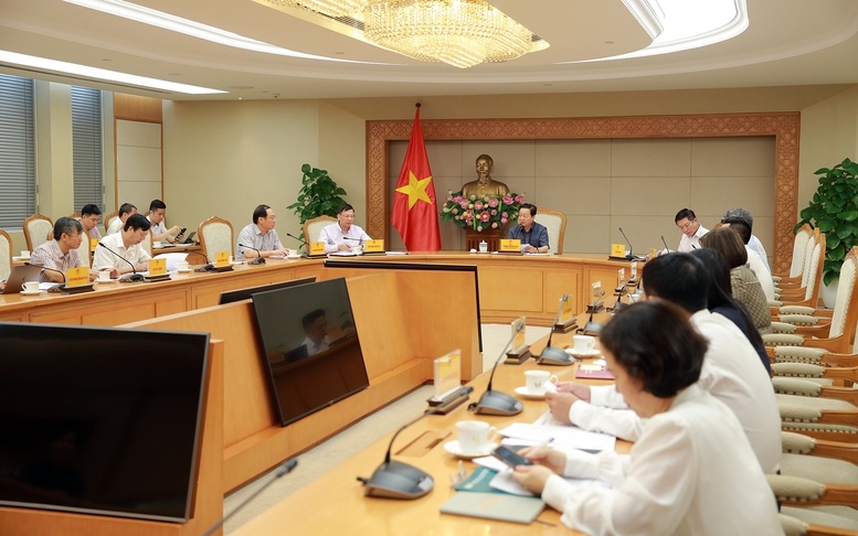 Phó Thủ tướng Trần Hồng Hà chủ trì cuộc họp nghe báo cáo dự thảo Nghị định về sàn giao dịch carbon trong nước. (Ảnh: VGP).