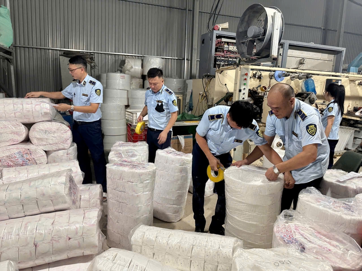 Kho tập kết bỉm giả bị lực lượng chức năng phát hiện.