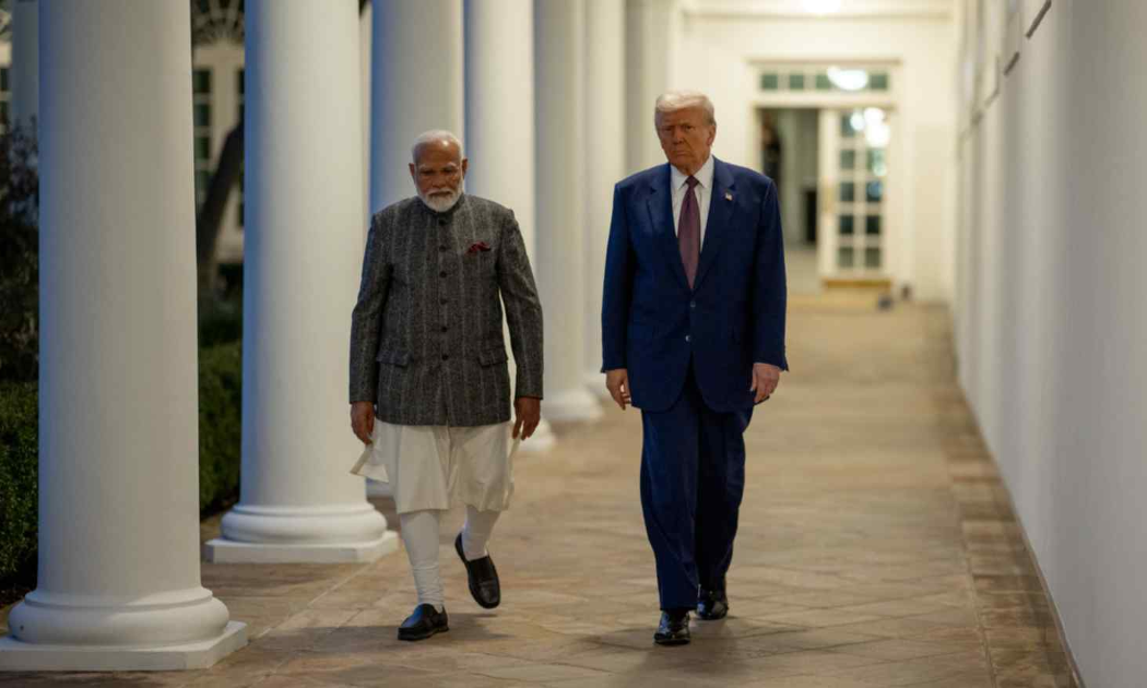 Thủ tướng Ấn Độ Narendra Modi đi cùng Tổng thống Mỹ Donald Trump trong chuyến thăm Nhà Trắng vào tháng 2/2025 - Ảnh: Nhà Trắng