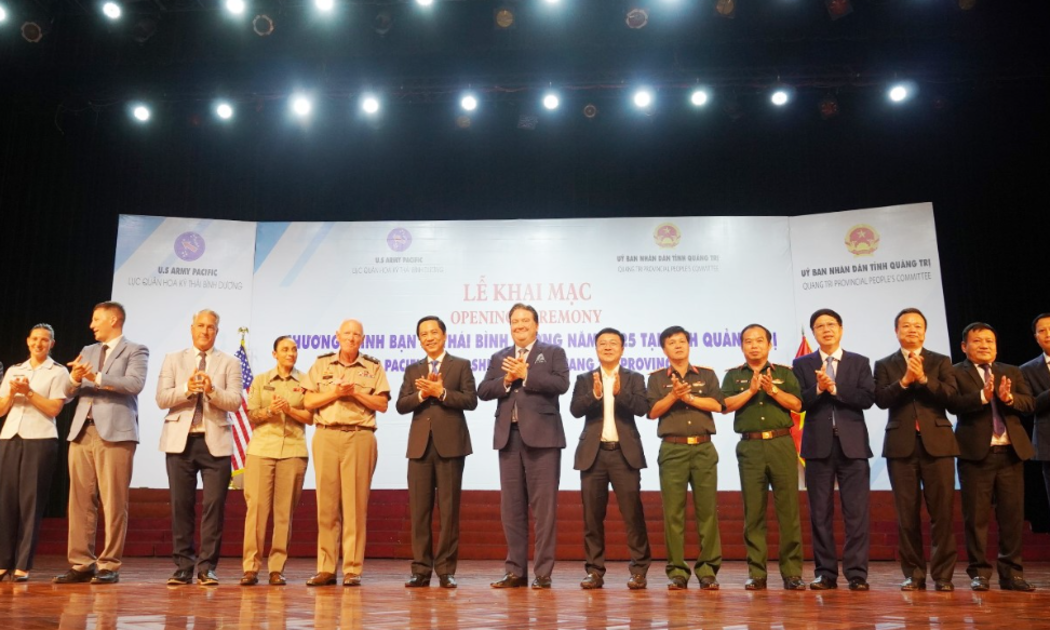 Các đại biểu chụp ảnh lưu niệm tại chương trình