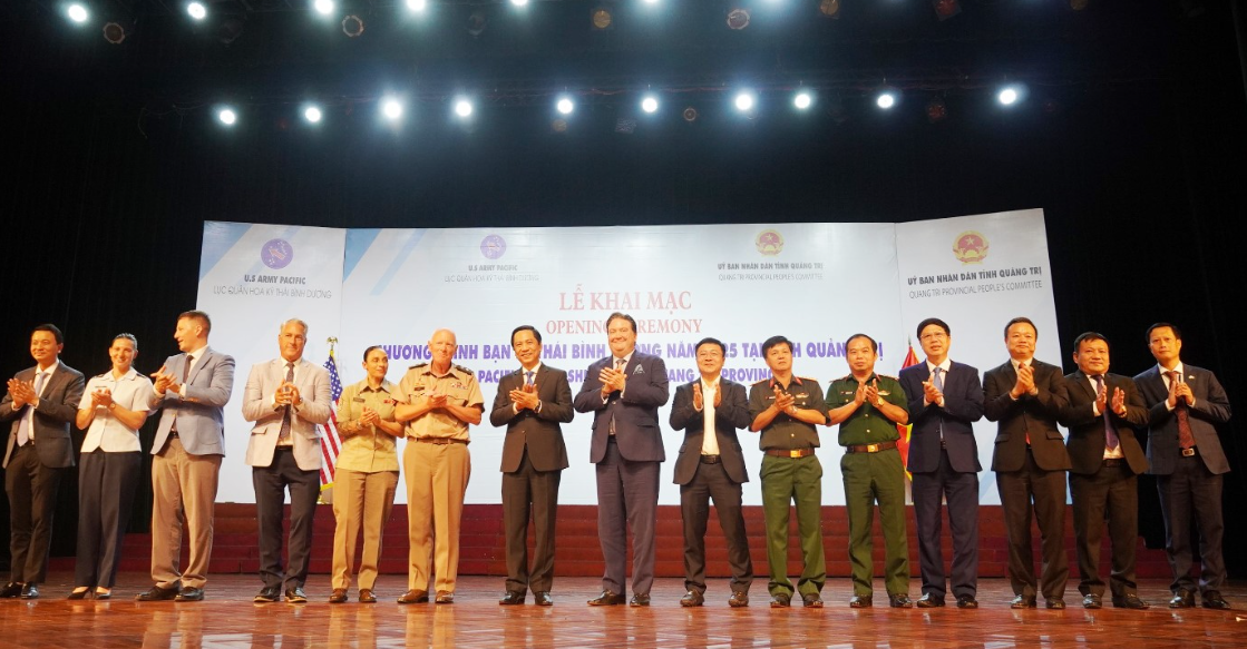 Các đại biểu chụp ảnh lưu niệm tại chương trình