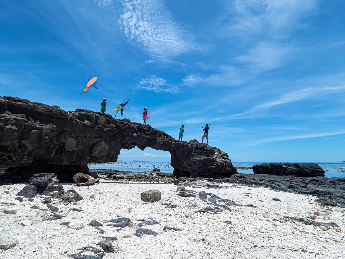 Không gian Cổng Tò Vò đẹp hơn nhờ các bãi đá nằm ngay cạnh thềm đá bazan.&nbsp;