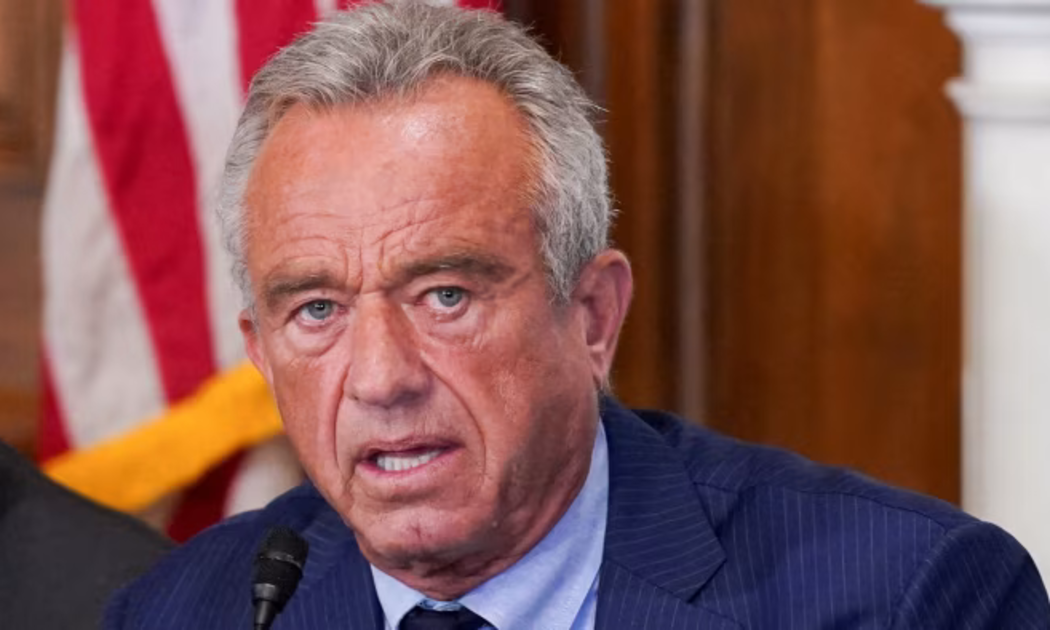 Bộ trưởng Y tế Mỹ Robert F Kennedy Jr - Ảnh: Reuters