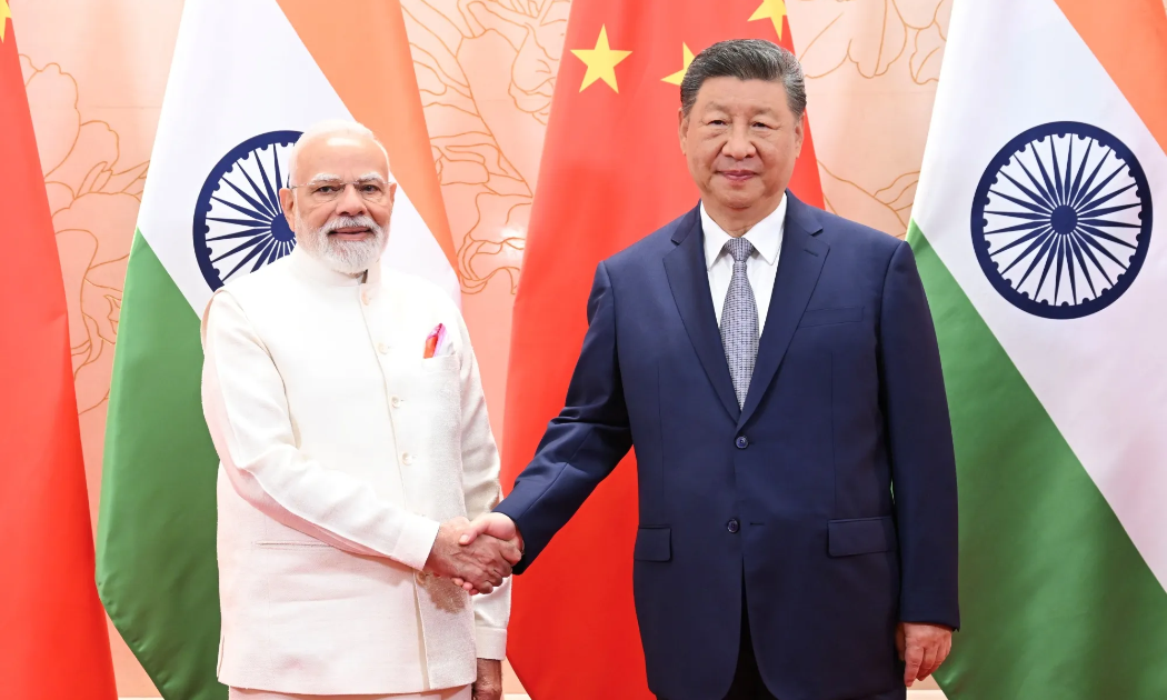 Thủ tướng Ấn Độ Narendra Modi (trái) và Chủ tịch Trung Quốc Tập Cận Bình - Ảnh: Bloomberg.