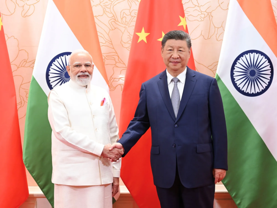 Thủ tướng Ấn Độ Narendra Modi (trái) và Chủ tịch Trung Quốc Tập Cận Bình - Ảnh: Bloomberg.