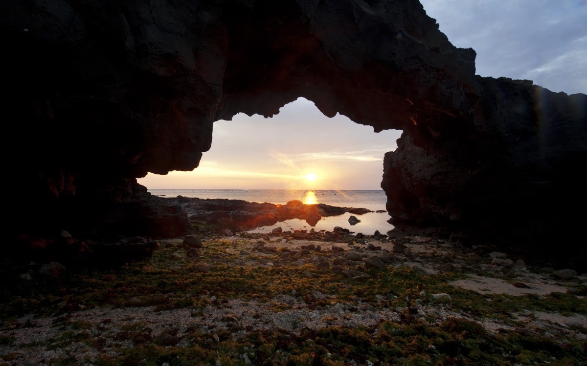 Cổng Tò Vò là địa điểm du lịch nổi tiếng nhất ở đảo Lý Sơn.