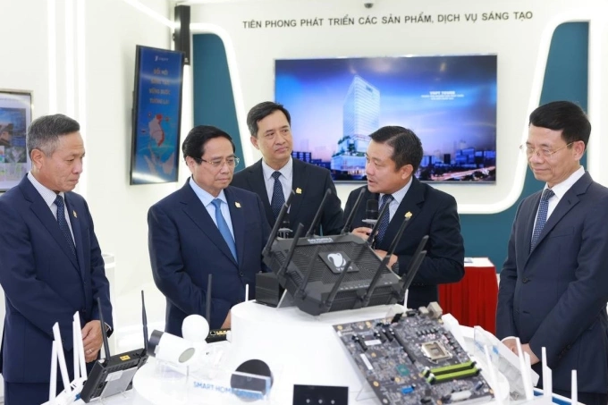 Thủ tướng Phạm Minh Chính và Bộ trưởng Khoa học và Công nghệ Nguyễn Mạnh Hùng tham quan gian trưng bày bộ định tuyến Wi-Fi 7 do VNPT phát triển. Ảnh: Thúy Quỳnh
