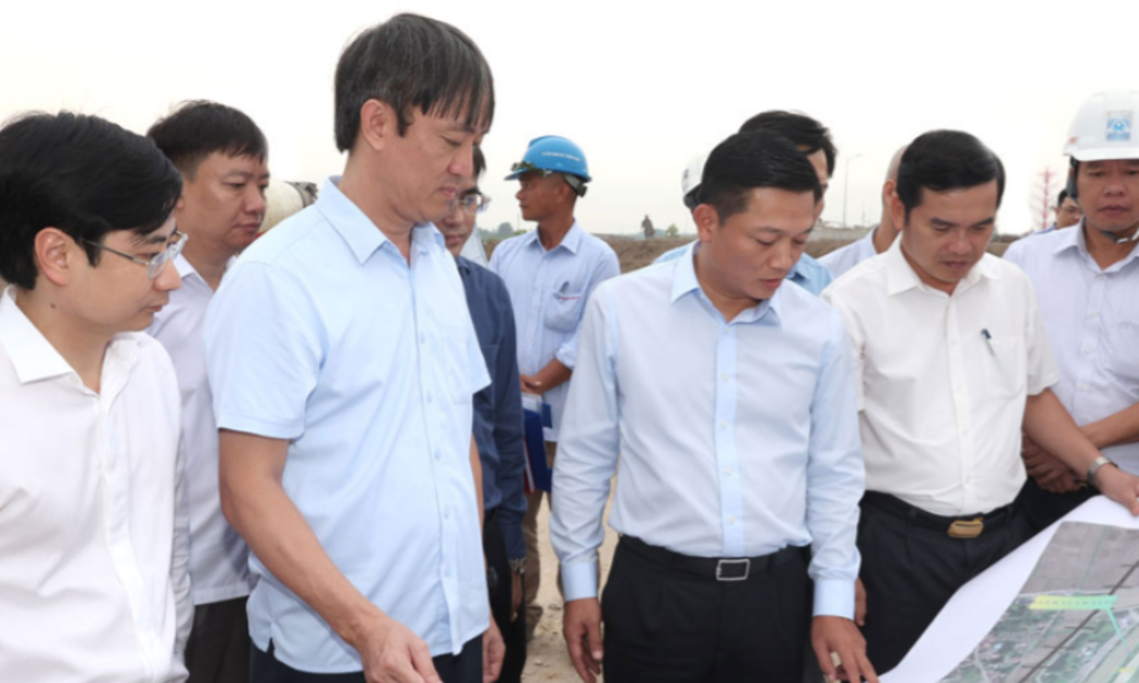 Ông Nguyễn Cao Sơn, Phó Chủ tịch UBND tỉnh Ninh Bình cùng đoàn công tác đã đi kiểm tra tiến độ thực hiện Dự án đầu tư xây dựng nút giao Phú Thứ và tuyến đường kết nối tại xã Tiên Hiệp, thành phố Phủ Lý. (Ảnh: CTT tỉnh Ninh Bình)
