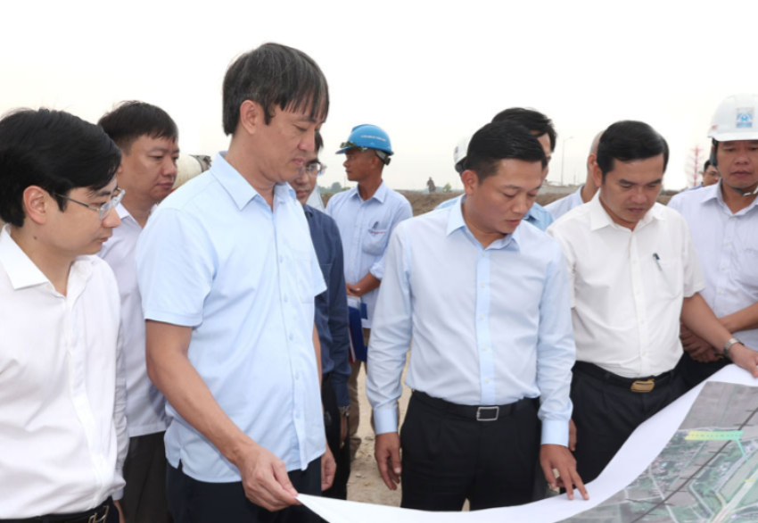 Ông Nguyễn Cao Sơn, Phó Chủ tịch UBND tỉnh Ninh Bình cùng đoàn công tác đã đi kiểm tra tiến độ thực hiện Dự án đầu tư xây dựng nút giao Phú Thứ và tuyến đường kết nối tại xã Tiên Hiệp, thành phố Phủ Lý. (Ảnh: CTT tỉnh Ninh Bình)