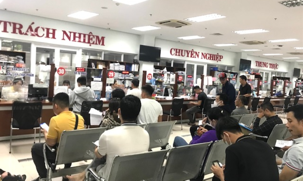 Quày một cửa Trung tâm Hành chính Đà Nẵng. Ảnh Ngô Anh Văn