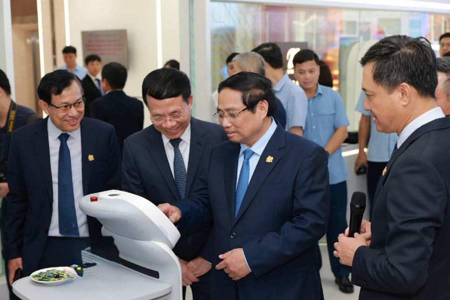 Thủ tướng Phạm Minh Chính trải nghiệm các tính năng Robot AI phục vụ hành chính đã được VNPT đưa vào thử nghiệm tại Trung tâm Hành chính công Hà Nội.