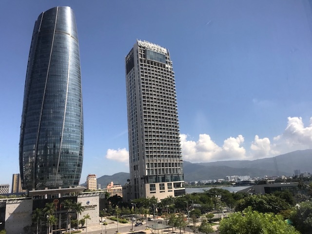 Tòa nhà Trung tâm Hành chính Đà Nẵng (bên trái)