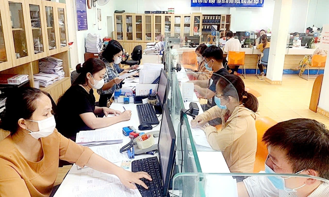 Chi trả chế độ bảo hiểm cho người lao động. Ảnh minh họa: Nguyễn Duy.