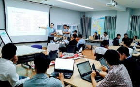 Trong bối cảnh mới, giảng viên cần chuyển từ vai trò “truyền đạt kiến thức” sang “tạo môi trường trải nghiệm” cho sinh viên, giúp họ khai thác công nghệ đúng cách, phân biệt lợi ích và hạn chế. Ảnh minh họa