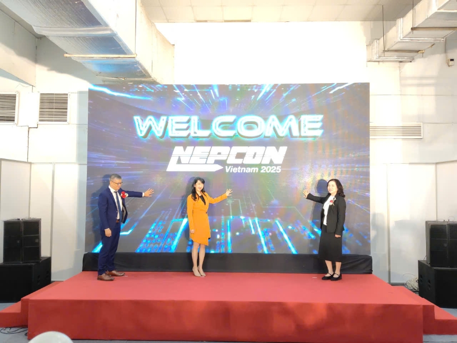 Các đại biểu nhấn nút khai mạc Triển lãm Quốc tế NEPCON Vietnam 2025.