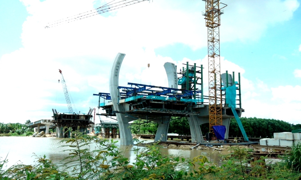 Cầu số 2 trên tuyến đường Hoàng Sa- Dốc Sỏi, bắt qua sông Trà Bồng đang được triển khai thi công - Ảnh: Cổng thông tin điện tử tỉnh Quảng Ngãi. 