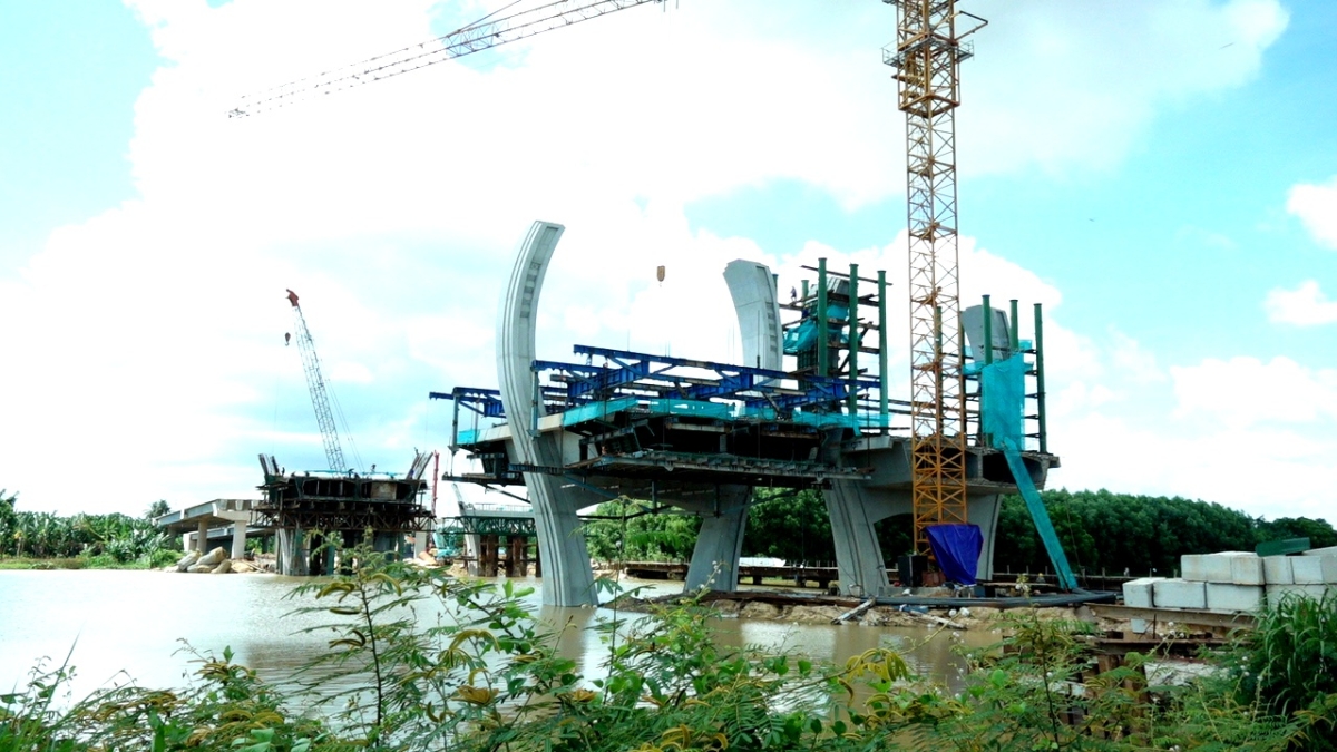 Cầu số 2 trên tuyến đường Hoàng Sa- Dốc Sỏi, bắt qua sông Trà Bồng đang được triển khai thi công - Ảnh: Cổng thông tin điện tử tỉnh Quảng Ngãi. 