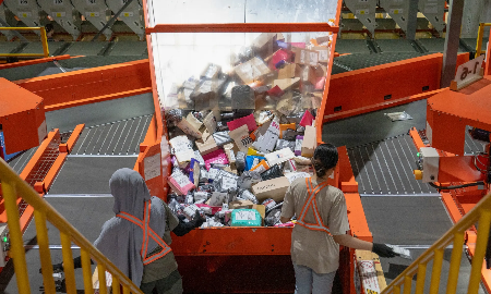 Việc chấm dứt “de minimis” được cảm nhận rõ trên các sàn thương mại điện tử. Ảnh: Bloomberg