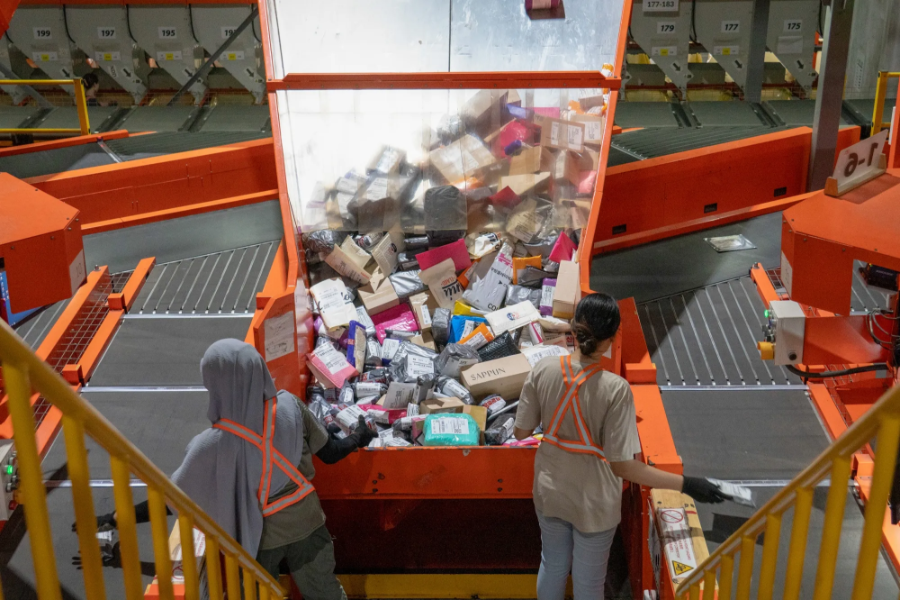 Việc chấm dứt “de minimis” được cảm nhận rõ trên các sàn thương mại điện tử. Ảnh: Bloomberg