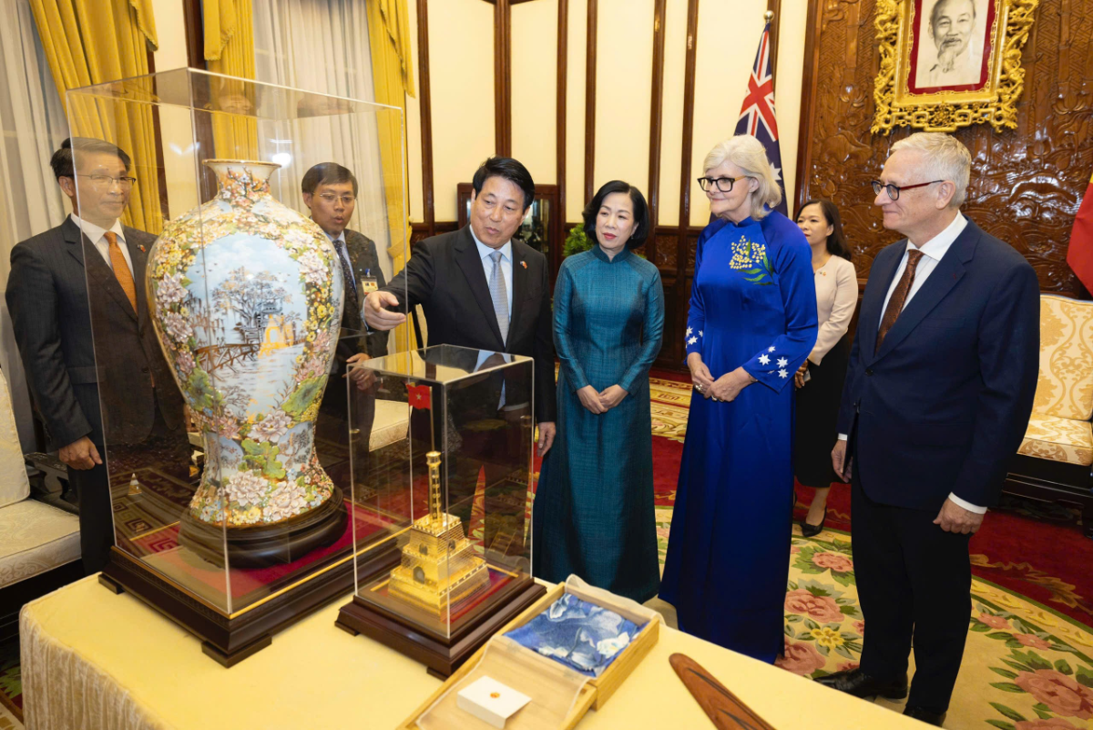 Đây là lần đầu tiên Toàn quyền&nbsp;Sam Mostyn mặc áo dài, được vợ của Đại sứ Việt Nam tại Úc Phạm Hùng Tâm thiết kế với màu xanh của cờ Australia cùng Quốc hoa Wattle. Ảnh: ĐSQ Australia.