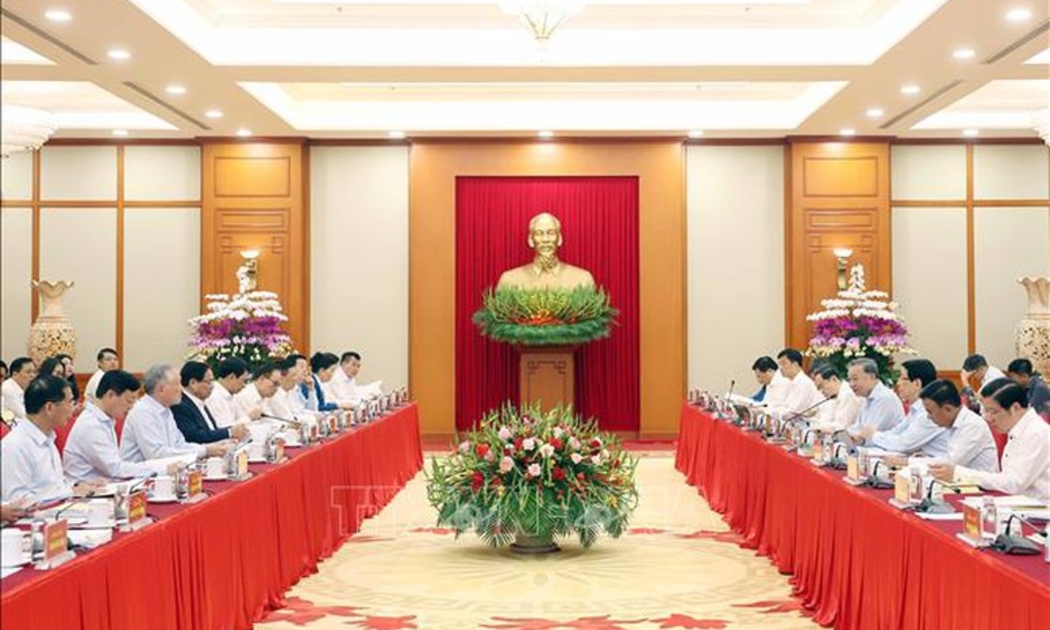 Bộ Chính trị làm việc với Ban Thường vụ Đảng ủy Chính phủ để cho ý kiến vào dự thảo các văn kiện, phương án nhân sự và công tác chuẩn bị Đại hội đại biểu Đảng bộ Chính phủ lần thứ I, nhiệm kỳ 2025-2030. Ảnh: TTXVN