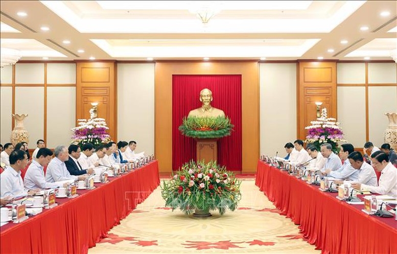 Bộ Chính trị làm việc với Ban Thường vụ Đảng ủy Chính phủ để cho ý kiến vào dự thảo các văn kiện, phương án nhân sự và công tác chuẩn bị Đại hội đại biểu Đảng bộ Chính phủ lần thứ I, nhiệm kỳ 2025-2030. Ảnh: TTXVN