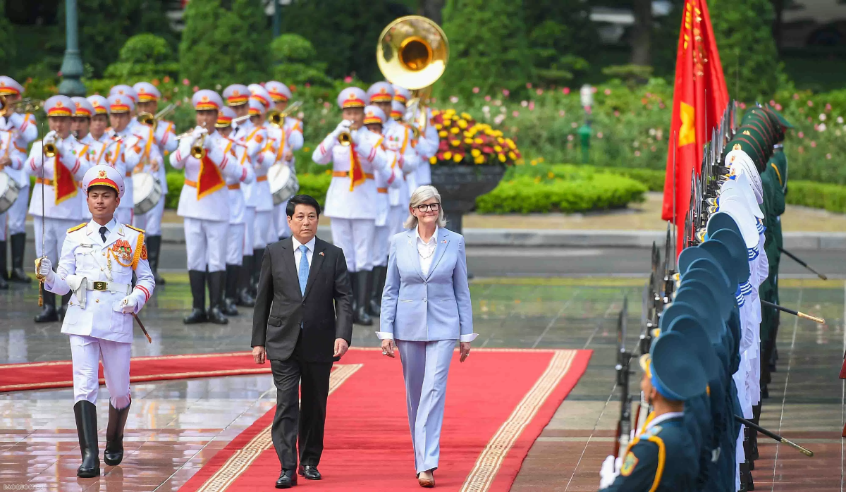 Chủ tịch nước Lương Cường mời Toàn quyền Sam Mostyn duyệt đội danh dự.