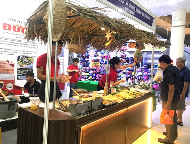 Một gian hàng ẩm thực của doanh nghiệp Đức Trung tại Hội chợ năm 2023. Ảnh Ngô Anh Văn