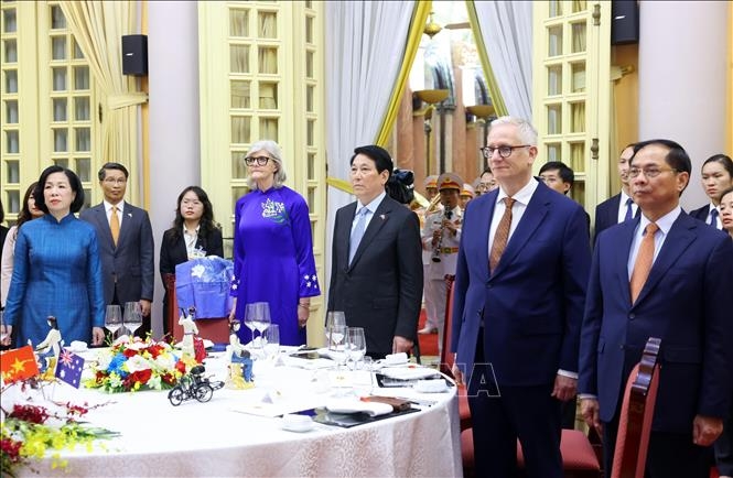 Chủ tịch nước Lương Cường và Phu nhân cùng Toàn quyền Australia Sam Mostyn và Phu quân thực hiện nghi lễ chào cờ hai nước. Ảnh: TTXVN.