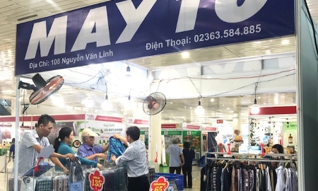 Gian hàng trưng bày và bán sản phẩm của Công ty May 10 tại Hội chợ năm 2023. Ảnh Ngô Anh Văn