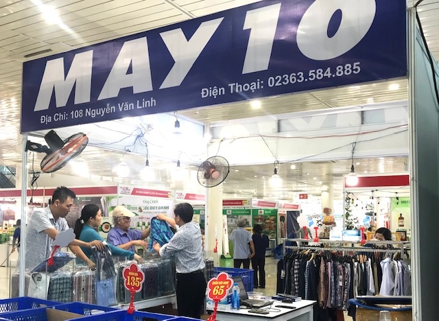 Gian hàng trưng bày và bán sản phẩm của Công ty May 10 tại Hội chợ năm 2023. Ảnh Ngô Anh Văn