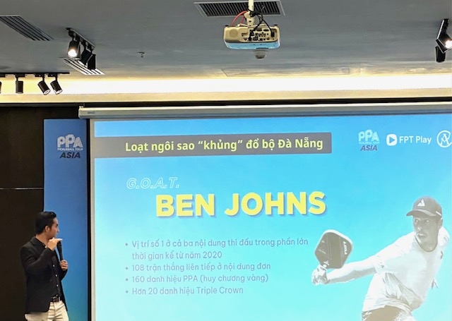 Ông Dương Quang Thuận, Trưởng Ban tổ chức giải địa phương giới thiệu một số hình ảnh các vận động viên Pro quốc tế. Ảnh Ngô Anh Văn