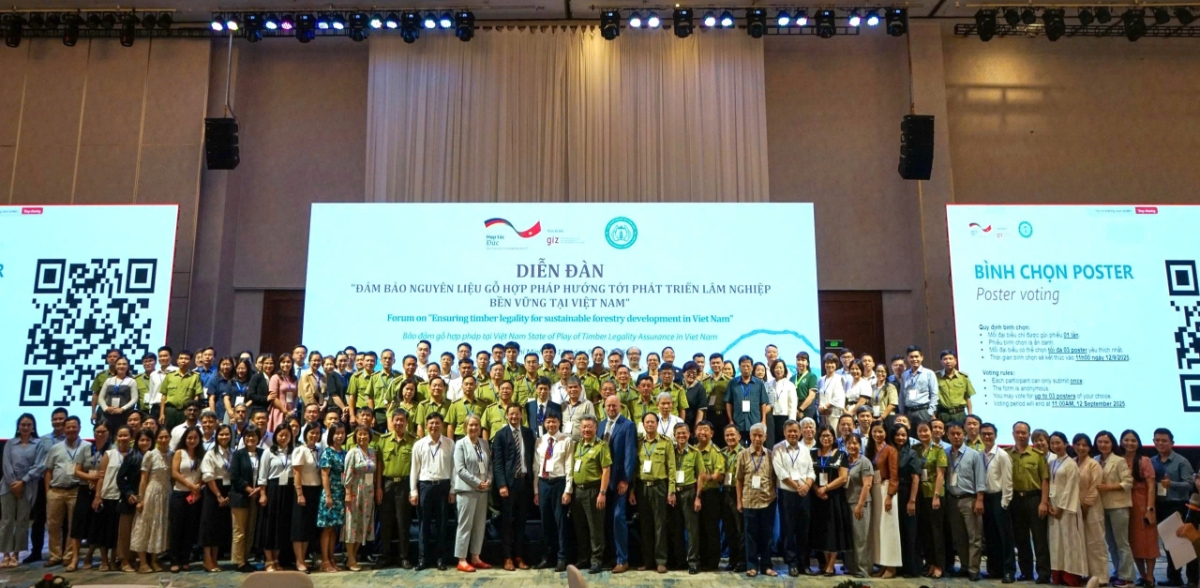 Các đại biểu cùng chụp ảnh lưu niệm tại Diễn đàn. Ảnh GIZ.