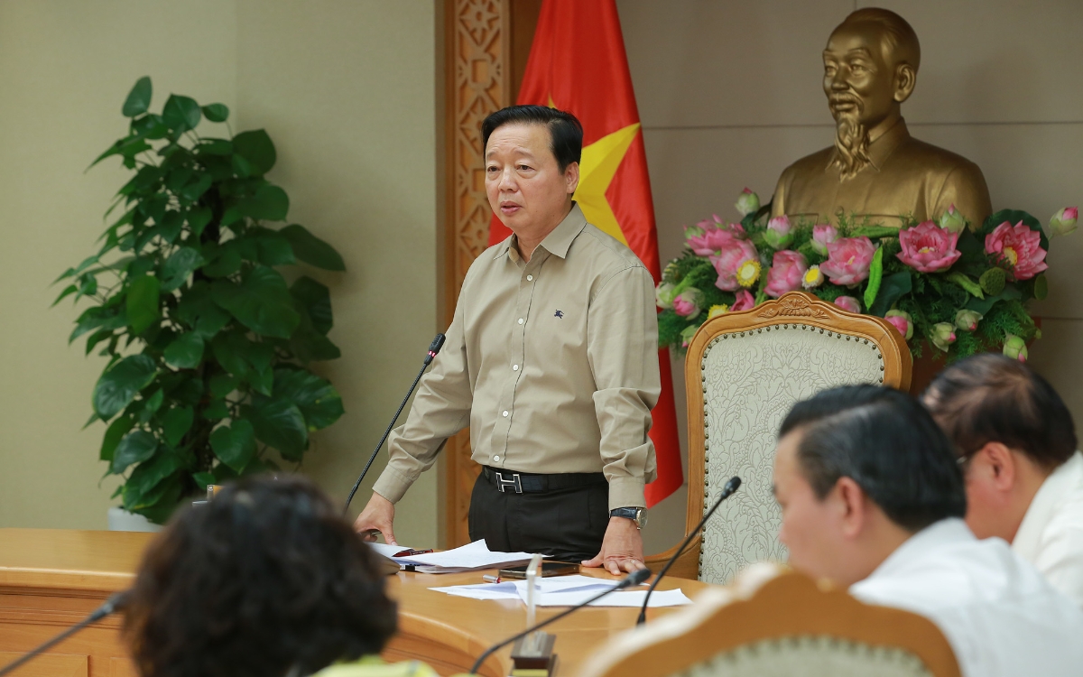 Phó Thủ tướng yêu cầu Bộ Công Thương sớm ban hành quy chuẩn trạm sạc điện trước 15/10/2025; đồng thời giao Bộ Công an, Bộ Xây dựng, Bộ Công Thương rà soát, ban hành quy chuẩn an toàn phòng cháy chữa cháy cho hệ thống trạm sạc điện. Bộ Xây dựng phối hợp Hà Nội, TP.HCM xây dựng lộ trình phát triển giao thông công cộng trình Chính phủ tháng 10/2025. Bộ Nông nghiệp và Môi trường công bố, chia sẻ dữ liệu quan trắc cho Bộ Y tế phục vụ nghiên cứu.