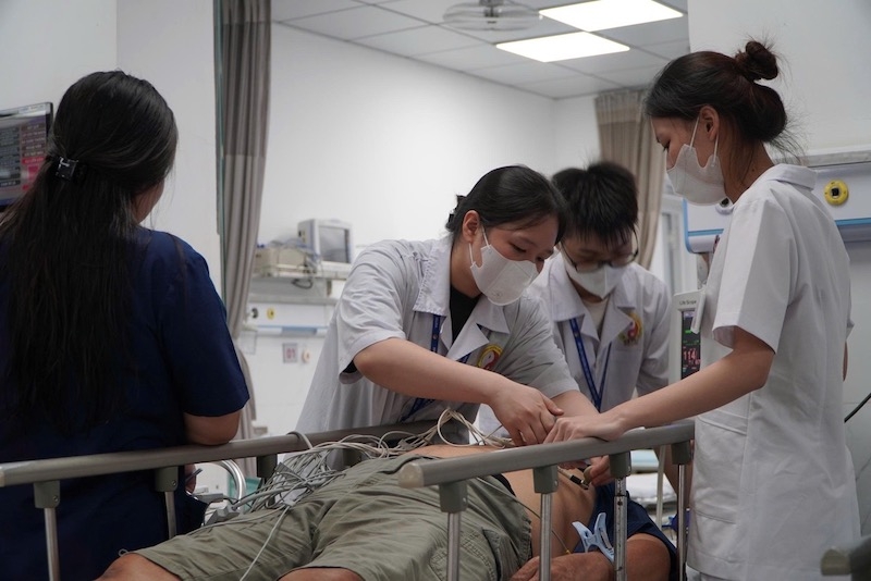 Các y bác sĩ cấp cứu cho người dân gặp sự cố sức khỏe dịp đại lễ A80. Ảnh: Anh Đức. 