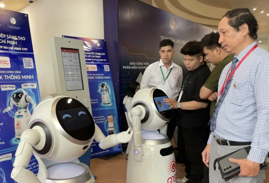 Robot AI và ki ốt thông minh của Trung tâm Hỗ trợ và tư vấn chuyển đổi số TP.HCM.