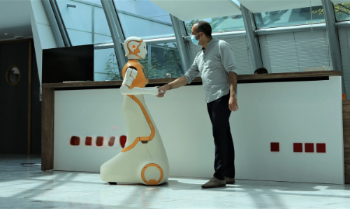 Bệnh viện Việt “mời” robot tiếp đón bệnh nhân