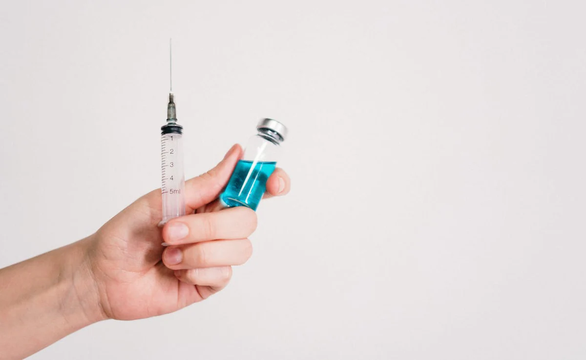 Vào cuối mùa hè năm 2025, FMBA đã nộp toàn bộ hồ sơ lên Bộ Y tế Nga để xin cấp phép sử dụng vaccine trên người bệnh.&nbsp;