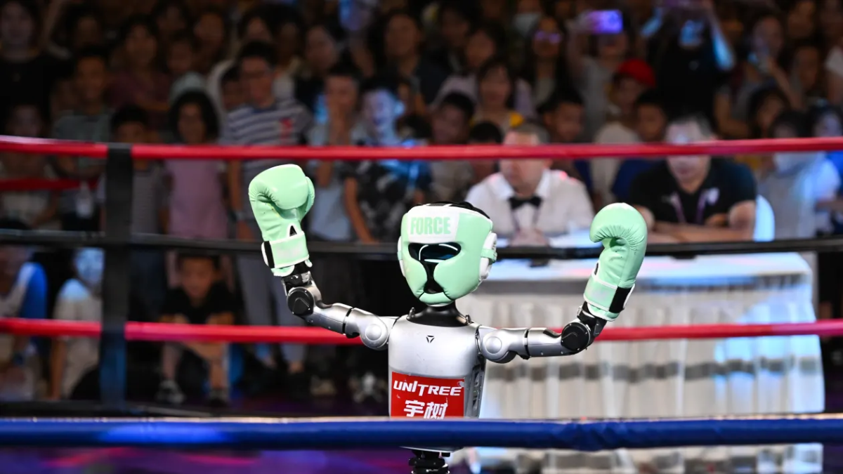 Robot hình người của Unitree Robotics thi đấu quyền anh trong Triển lãm Công nghiệp Thông minh Thế giới 2025 tại Trung tâm Triển lãm Quốc tế Trùng Khánh (Trung Quốc) vào ngày 7 tháng 9 năm 2025