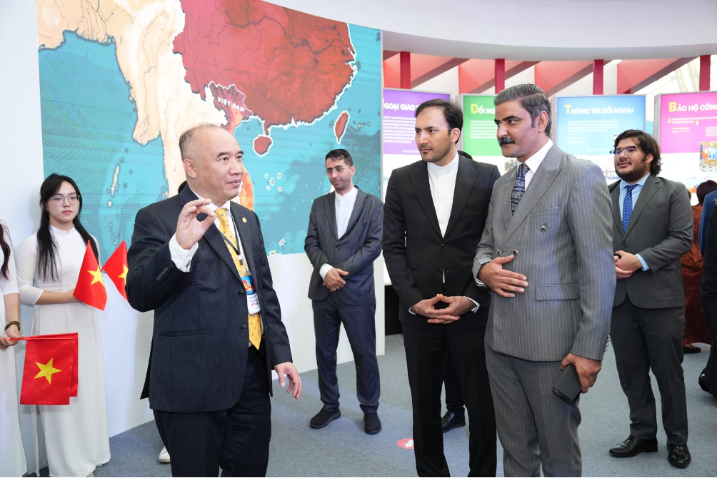 International delegates visiting MOFA’s exhibition