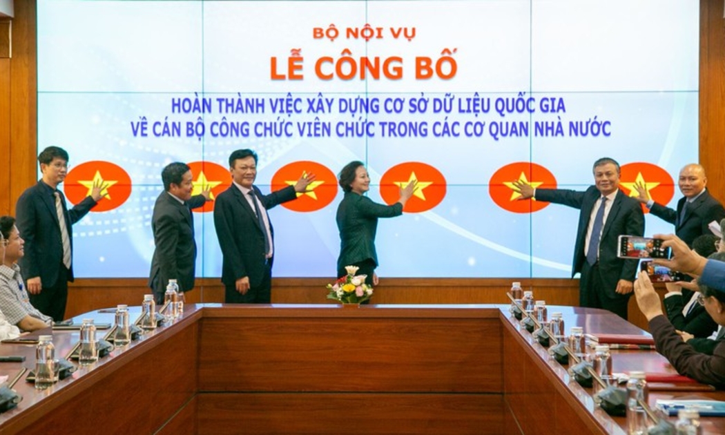 Lãnh đạo Bộ Nội vụ cùng lãnh đạo các đơn vị bấm nút công bố hoàn thành việc xây dựng Cơ sở dữ liệu quốc gia về cán bộ, công chức, viên chức trong các cơ quan nhà nước (ngày 15/12/2023)