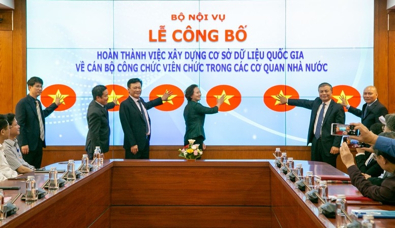 Lãnh đạo Bộ Nội vụ cùng lãnh đạo các đơn vị bấm nút công bố hoàn thành việc xây dựng Cơ sở dữ liệu quốc gia về cán bộ, công chức, viên chức trong các cơ quan nhà nước (ngày 15/12/2023)