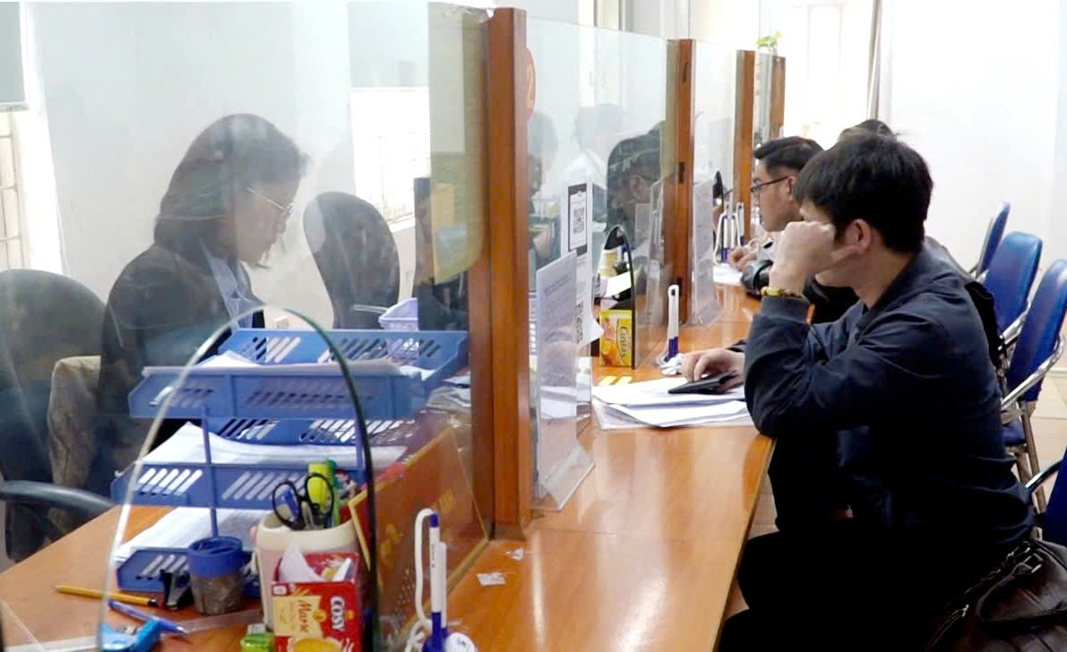 Người lao động làm thủ tục hưởng trợ cấp thất nghiệp tại Hà Nội. Ảnh: Thu Hằng.