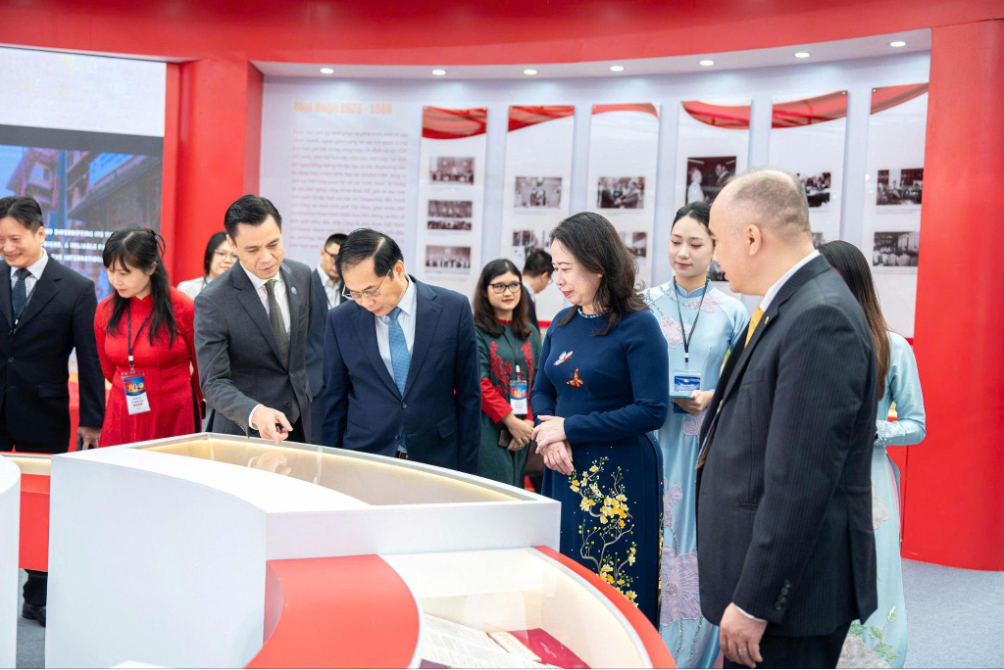 Vice President Vo Thi Anh Xuan and Deputy Prime Minister Bui Thanh Sơn toured the exhibition.